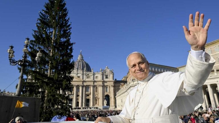 El Papa Le&oacute;n XIV saluda a las personas congregadas en la Plaza de San Pedro, en el Vaticano, el pasado 10 de diciembre (Foto: Europa Press / Vatican Media).