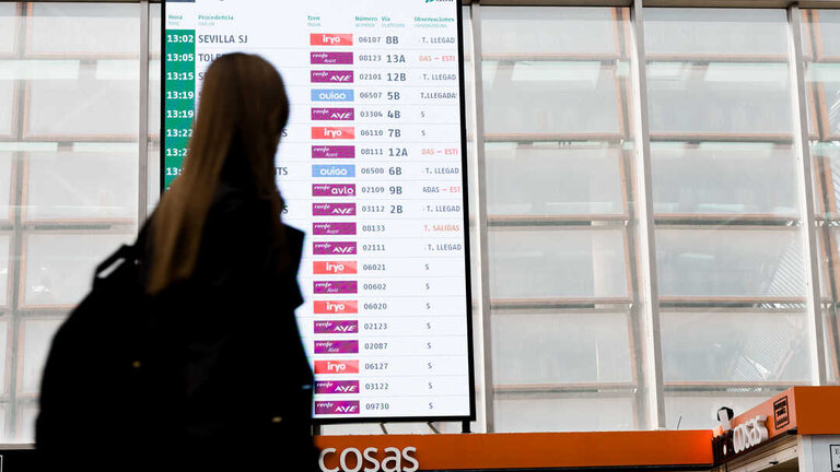 Paneles informativos en la Estaci&oacute;n de Madrid - Puerta de Atocha - Almudena Grandes. Carlos Luj&aacute;n / Europa Press