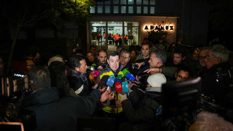El presidente de la Junta de Andaluc&iacute;a atiende a los medios de comunicaci&oacute;n tras visitar a los equipos emergencias en el Polideportivo de Adamuz , a 19 de enero de 2026 en Adamuz (C&oacute;rdoba, Espa&ntilde;a). (Francisco J. Olmo / Europa Press)