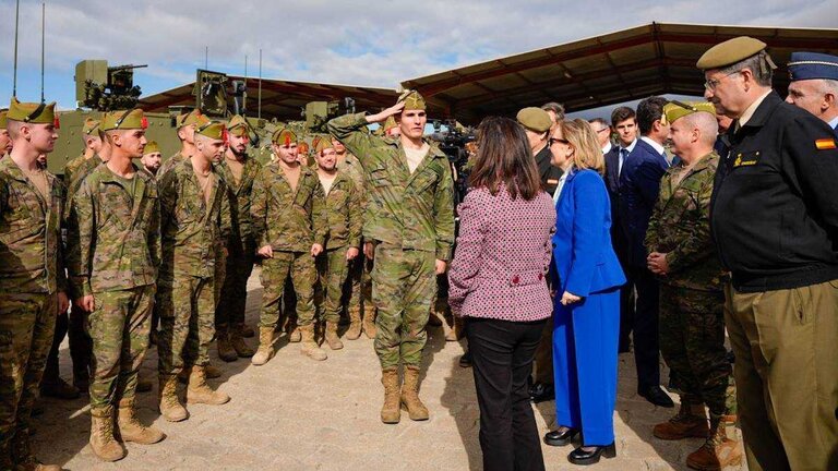 La ministra de Defensa, Margarita Robles (i), durante el acto de entrega de los primeros veh&iacute;culos 8x8 'Drag&oacute;n' al Ej&eacute;rcito de Tierra, en la Base '&Aacute;lvarez de Sotomayor' en Almer&iacute;a (Firma: Marian Le&oacute;n / Europa Press).