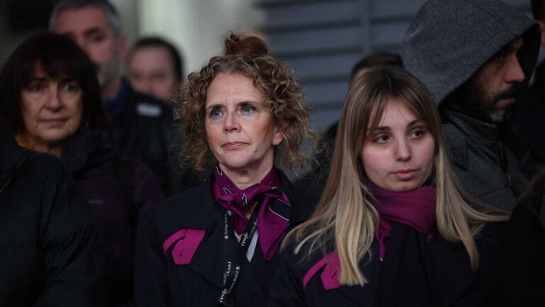 Varias personas durante los cinco minutos de silencio convocados por los sindicatos de Renfe, en la Estaci&oacute;n Madrid-Puerta de Atocha-Almudena Grandes, a 20 de enero de 2026. Alejandro Mart&iacute;nez V&eacute;lez / Europa Press