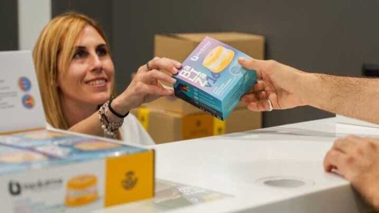 Correos comercializa las balizas V16 autorizadas por la DGT que son obligatorias a partir de enero de 2026