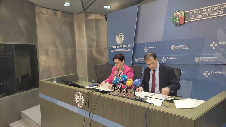 El consejero de Salud del Gobierno vasco, Alberto Mart&iacute;nez, junto con la directora general de Osakidetza, Lore Bilbao. Europa Press