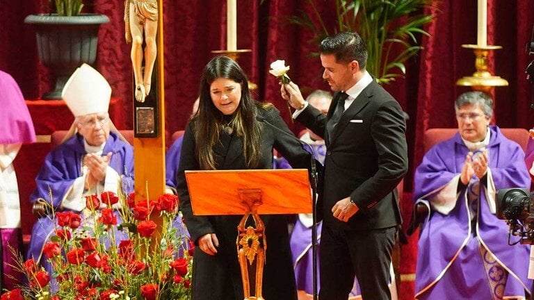 Liliana S&aacute;enz de la Torre, hija de una de las victimas, habla como portavoz durante la misa funeral en memoria de las 45 personas fallecidas en el accidente ferroviario de Adamuz (Firma: Gogo Lobato / Europa Press).
