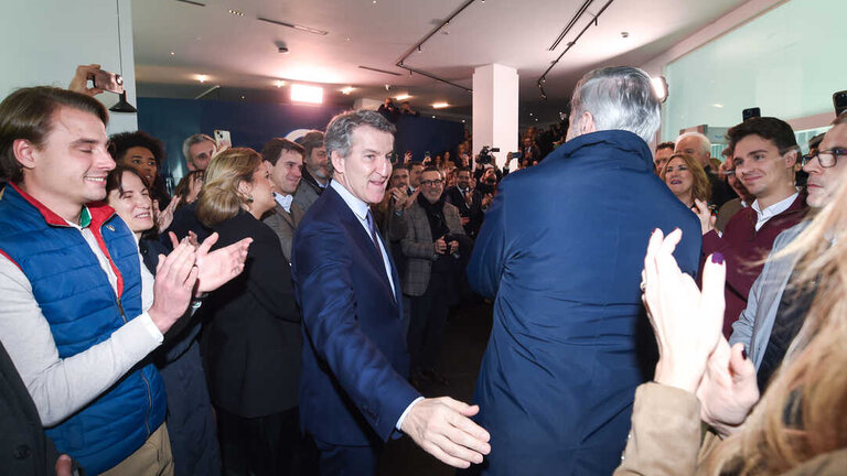 El candidato del PP a la reelecci&oacute;n en las elecciones de Arag&oacute;n, Jorge Azc&oacute;n (d), junto al presidente del Partido Popular, Alberto N&uacute;&ntilde;ez Feij&oacute;o (i), durante la reuni&oacute;n de la Junta Directiva Nacional del partido, a 9 de febrero de 2026, en Madrid (Espa&ntilde;a). (Gustavo Valiente / Europa Press)