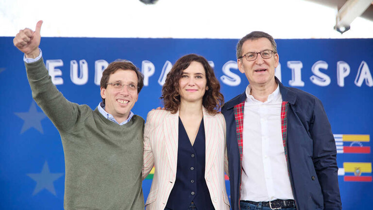 (I-D)El alcalde de Madrid, Jos&eacute; Luis Mart&iacute;nez-Almeida; el presidente del Parido Popular, Alberto N&uacute;&ntilde;ez Feij&oacute;o, y la presidenta de la Comunidad de Madrid, Isabel D&iacute;az Ayuso; participan en la Fiesta de la Hispanidad del PP, en el Auditorio del Parque El Para&iacute;so, a 25 de marzo de 2023, en Madrid. (Jes&uacute;s Hell&iacute;n / Europa Press)