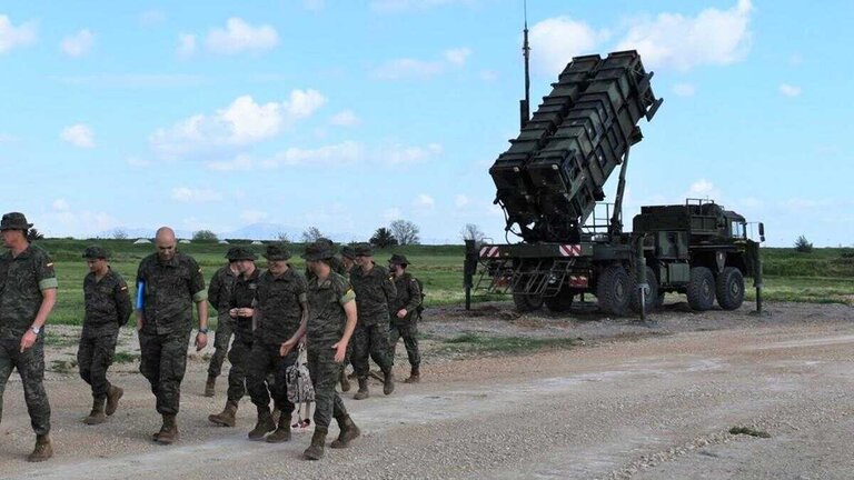 Militares espa&ntilde;oles junto a una bater&iacute;a Patriot, en la base turca de Incirlik (Foto: Estado Mayor de la Defensa).