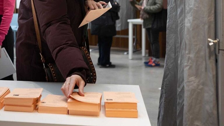 Castellanoleoneses votan en un colegio electoral, a 15 de marzo de 2026, en Soria (Firma: Concha Ortega Oroz / Europa Press).