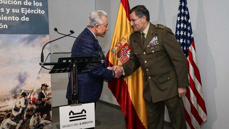 El JEME y el embajador de Estados Unidos inauguran la exposici&oacute;n en el Museo del Ej&eacute;rcito (Foto: Ej&eacute;rcito de Tierra).