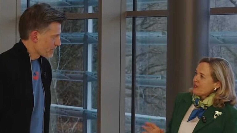 La presidenta del Banco Europeo de Inversiones, Nadia Calvi&ntilde;o, con el actor de Juego de Tronos Nikolaj Coster-Waldau en un v&iacute;deo de TikTok