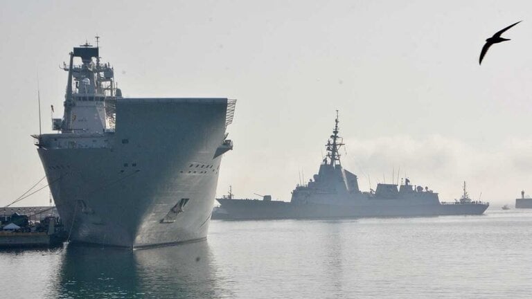 El buque Juan Carlos I (I) y la fragata Blas de Lezo (d), llegan al Puerto de Ceuta (Firma: Alejandro Castillo / Europa Press).