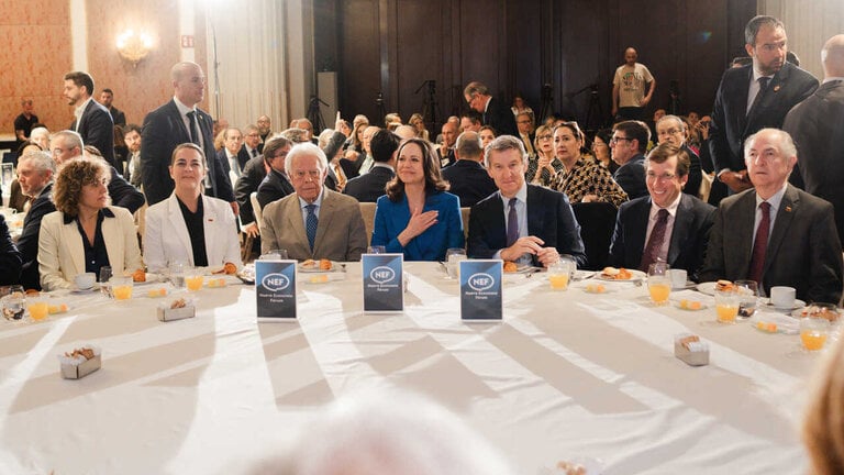 La l&iacute;der opositora venezolana, Mar&iacute;a Corina Machado (c), el expresidente del Gobierno, Felipe Gonz&aacute;lez (3i), el presidente del PP, Alberto N&uacute;&ntilde;ez Feij&oacute;o (3d), y el alcalde de Madrid, Jos&eacute; Luis Mart&iacute;nez Almeida (2d), durante un desayuno informativo organizado por F&oacute;rum Europa, en el Four Seasons, a 20 de abril de 2026, en Madrid (Mateo Lanzuela / Europa Press)