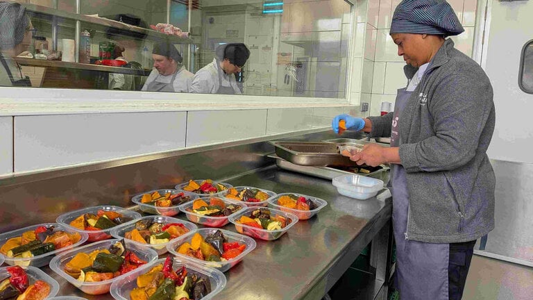 El proyecto Man&aacute; permitir&aacute; transferir a otras C&aacute;ritas Diocesanas la experiencia de &eacute;xito desarrollada por Formaci&oacute; i Treball en la utilizaci&oacute;n de alimentos recuperados para generar empleo inclusivo en el sector de la hosteler&iacute;a &copy;C&aacute;ritas