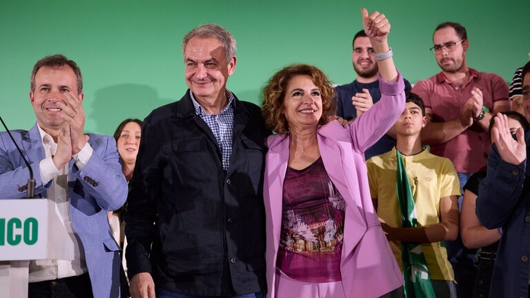 Jos&eacute; Luis Rodr&iacute;guez Zapatero y Mar&iacute;a Jes&uacute;s Montero, en un mitin de la campa&ntilde;a de las elecciones andaluzas (Foto: PSOE).