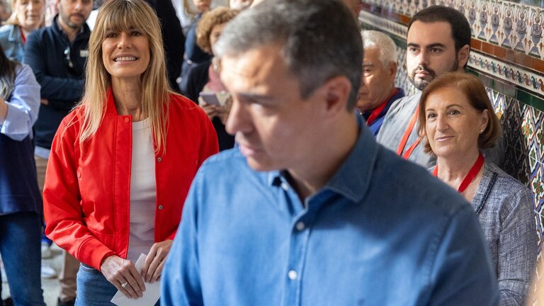 El secretario general del PSOE y presidente del Gobierno de Espa&ntilde;a, Pedro S&aacute;nchez (c), y su mujer, Bego&ntilde;a G&oacute;mez (i), ejercen su derecho a voto en el colegio de Nuestra Se&ntilde;ora del Buen Consejo, a 9 de junio de 2024. (Foto: Eduardo Parra / Europa Press)