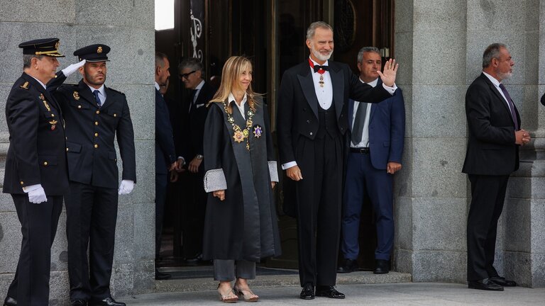 (I-D) El presidente del Tribunal Constitucional, C&aacute;ndido Conde-Pumpido; la presidenta del Congreso de los Diputados, Francina Armengol; el ministro de la Presidencia, Relaciones con las Cortes y Justicia, F&eacute;lix Bola&ntilde;os; el Fiscal General del Estado, &Aacute;lvaro Garc&iacute;a Ortiz; el Rey Felipe VI y el presidente del Senado, Pedro Roll&aacute;n, a su salida del acto solemne de apertura del a&ntilde;o judicial 2024/2025, a 5 de septiembre de 2024, en Madrid (Espa&ntilde;a). La Justicia inaugura curso hoy con un Consejo General del Poder Judicial (CGPJ) plenamente renovado, despu&eacute;s de que el anterior doblara mandato caducado, y una Presidencia que, por primera vez, ocupa una mujer. Esta es la primera vez en cinco a&ntilde;os que la Justicia arranca el curso con un CGPJ renovado. (Foto:  Alejandro Mart&iacute;nez V&eacute;lez / Europa Press)