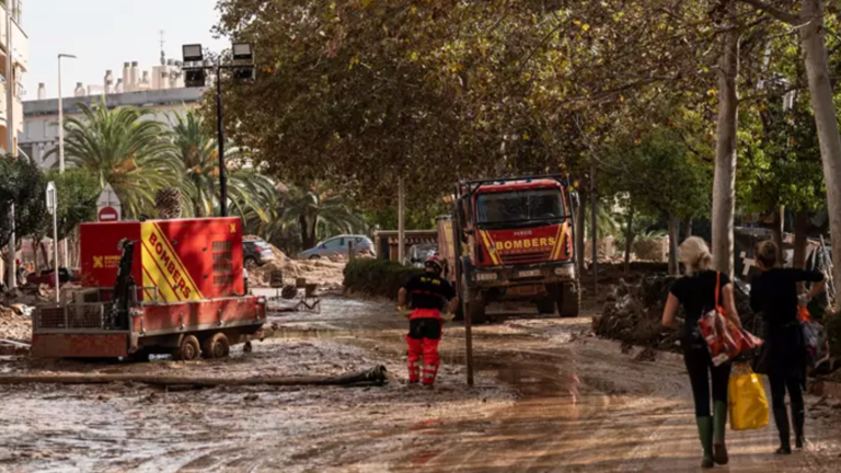 Varias personas trabajan limpiando los estragos ocasionados por la DANA, a 5 de noviembre de 2024, en Catarroja, Valencia, Comunidad Valenciana (Espa&ntilde;a). Hoy, se cumple una semana desde que la DANA arrasara la Comunitat Valenciana.