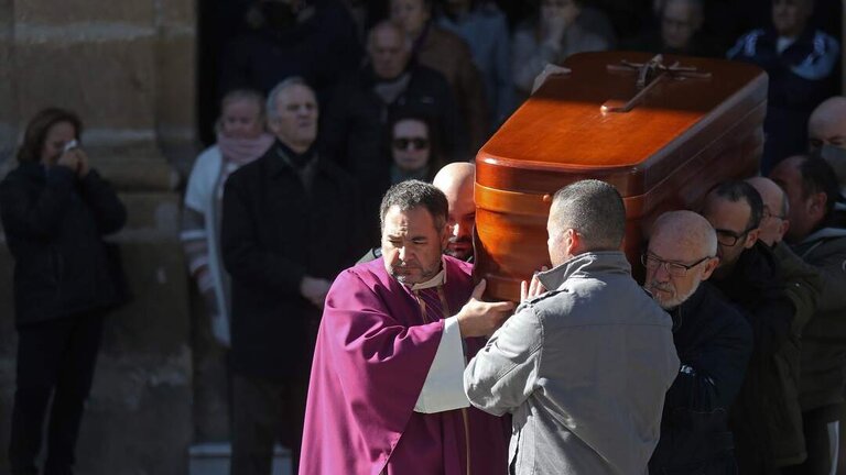 El f&eacute;retro del sacrist&aacute;n Diego Valencia sale a hombros de la Iglesia de La Palma, en Algeciras (C&aacute;diz), tras la misa funeral el pasado 27 de enero de 2023. NONO RICO.