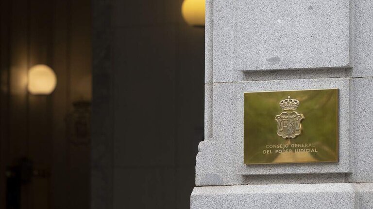 Placa en una columna del Consejo General del Poder Judicial. Alberto Ortega. Europa Press - Archivo
