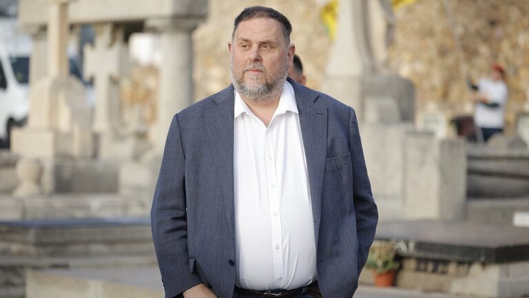 Archivo - El presidente de ERC, Oriol Junqueras, durante la ofrenda floral anual a la tumba del expresidente de la Generalitat Francesc Maci&agrave;