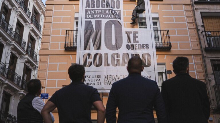 Un abogado 'colgado' frente al Ministerio de Justicia denuncia los efectos de la nueva Ley de Mediaci&oacute;n.