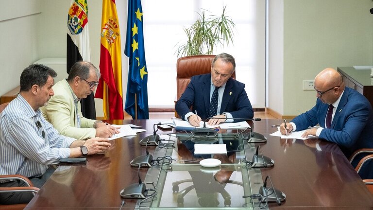 El consejero de Infraestructuras, Transporte y Vivienda de la Junta, Manuel Mart&iacute;n Castizo, firma el convenio con los colegios de Abogados de Badajoz y C&aacute;ceres. (Foto: Junta de Extremadura / Europa Press)