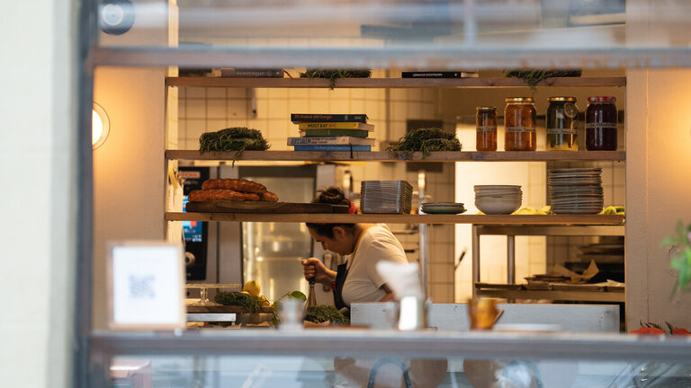 Una cocinera en un restaurante. (Foto: David Zorrakino / Europa Press)