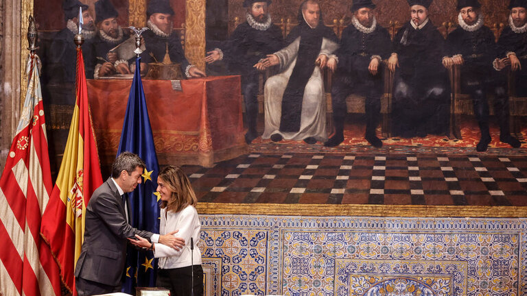 El presidente de la Generalitat valenciana, Carlos Maz&oacute;n, junto a la consellera de Justicia y Administraci&oacute;n P&uacute;blica, Nuria Mart&iacute;nez. (Foto: Rober Solsona / Europa Press)