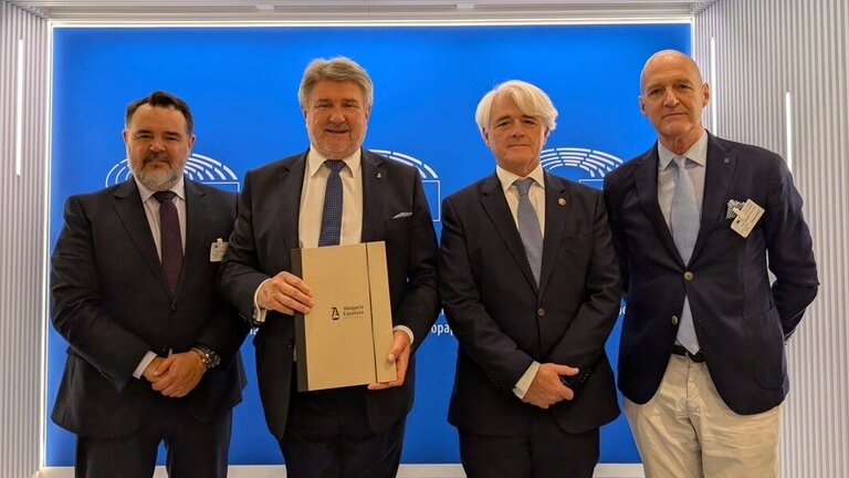 gnacio Gally, presidente de la Comisi&oacute;n de Previsi&oacute;n Social de la Abogac&iacute;a Espa&ntilde;ola; Bodgan Rzonca, presidente de la Comisi&oacute;n de Peticiones; Salvador Gonz&aacute;lez, presidente de Abogac&iacute;a Espa&ntilde;ola y Alex Tallon, vicepresidente del Consejo de Abogac&iacute;a Europea. (Foto: Abogac&iacute;a Espa&ntilde;ola / Europa Press)