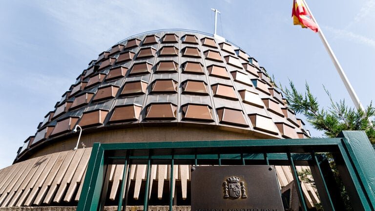 Exterior del Tribunal Constitucional. (Foto: Carlos Luj&aacute;n / Europa Press)