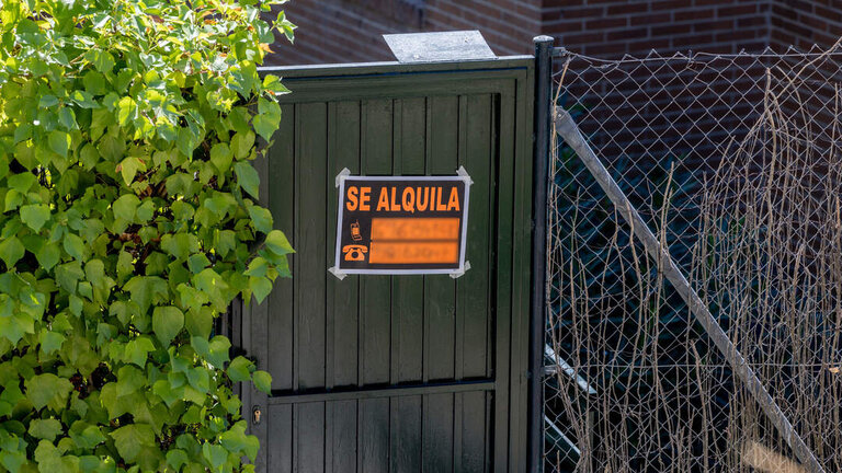 Un cartel que anuncia que se alquila una vivienda. (Foto: Ricardo Rubio / Europa Press)