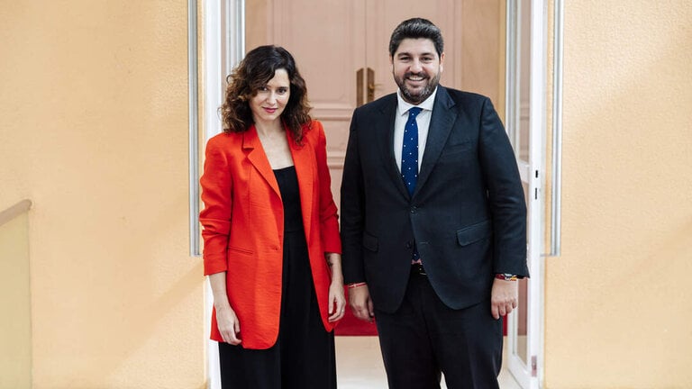La presidenta de la Comunidad de Madrid, Isabel D&iacute;az Ayuso y el presidente de la Regi&oacute;n de Murcia, Fernando L&oacute;pez Miras. (Foto: Carlos Luj&aacute;n / Europa Press)