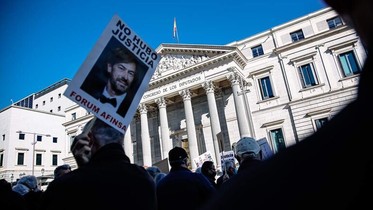 Concentraci&oacute;n ante el Congreso de los jubilados afectados por la estafa de Afinsa y F&oacute;rum. Foot: Europa Press.