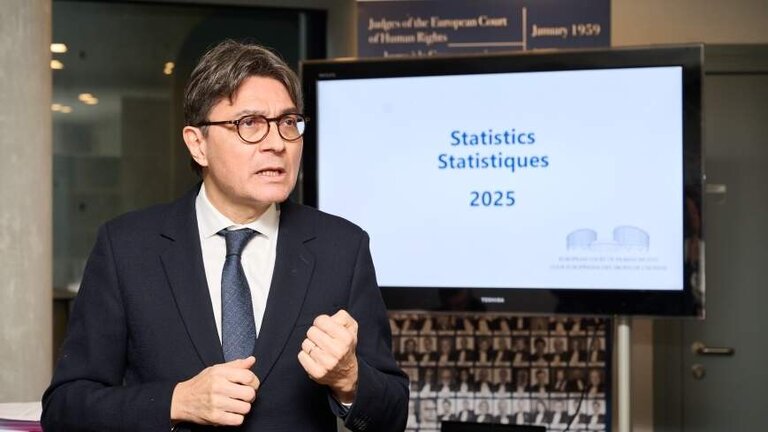 El presidente, Mattias Guyomar, debatiendo con periodistas sobre el informe anual del tribunal