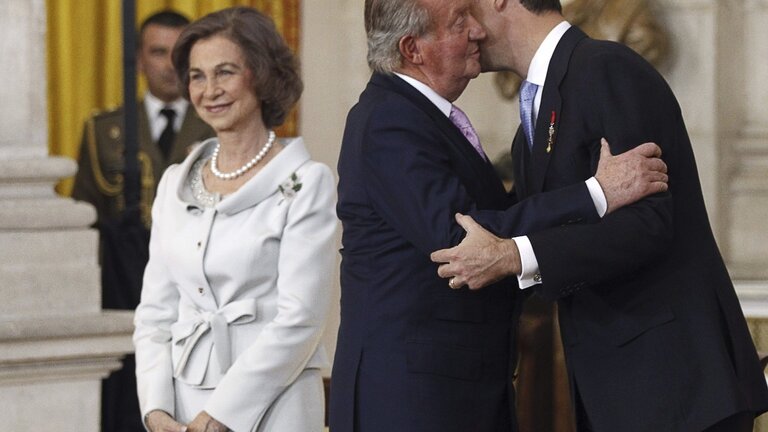 Los reyes y Felipe VI, en la ceremonia de abdicaci&oacute;n. 