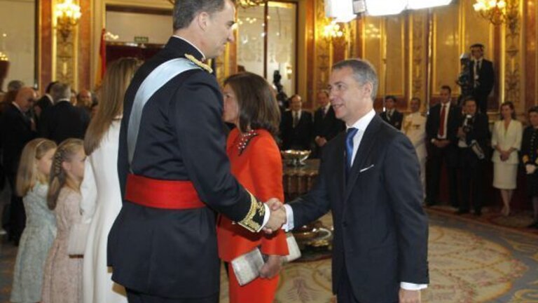 Felipe VI saluda al lehendakari I&ntilde;igo Urkullu, el d&iacute;a de la proclamaci&oacute;n.