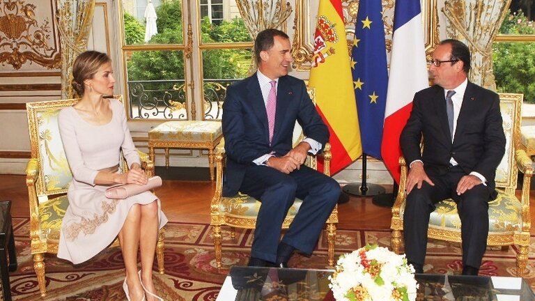 Los reyes Felipe y Letizia, con el presidente de Francia, Fran&ccedil;ois Hollande.