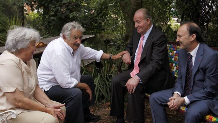 El rey Juan Carlos visita al ex presidente de Uruguay, Jos&eacute; Mujica.