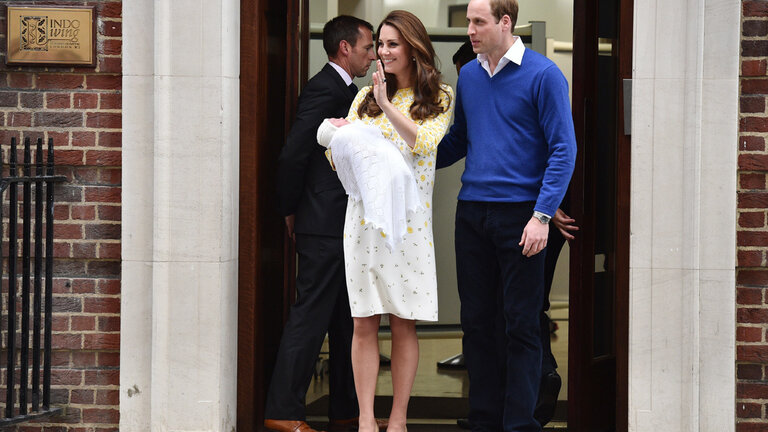 Los duques de Cambridge en su primera aparici&oacute;n p&uacute;blica junto a su hija.