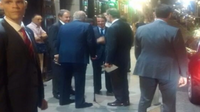 El rey Juan Carlos con Aznar, Zapatero y Rajoy en la puerta de Casa Lucio (Autor: J.Echevarr&iacute;a).