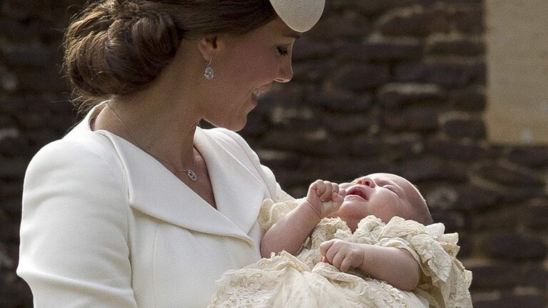 Kate Middleton sostiene a su hija Carlota el d&iacute;a de su bautizo.