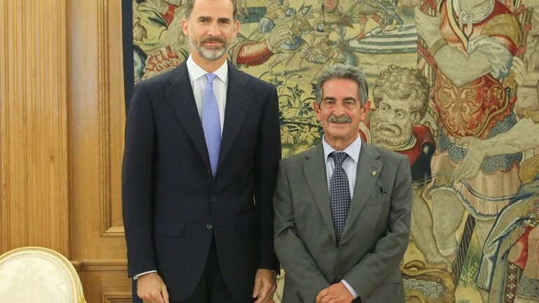 Felipe VI y el presidente de Cantabria, Miguel &Aacute;ngel Revilla.