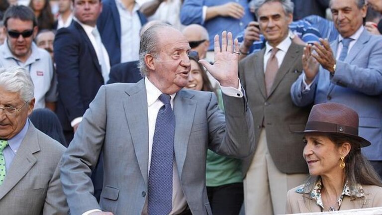 El rey Juan Carlos y su hija Elena en los toros. 