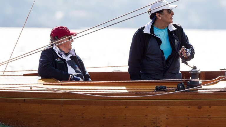El rey Juan Carlos y Pedro Campos navegan cerca de Sanxenxo en el nuevo Brib&oacute;n.
