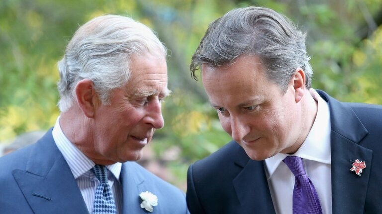 El pr&iacute;ncipe de Gales y el primer ministro, David Cameron.