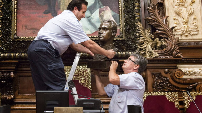 Funcionarios del ayuntamiento de Barcelona retiran el busto del rey Juan Carlos.