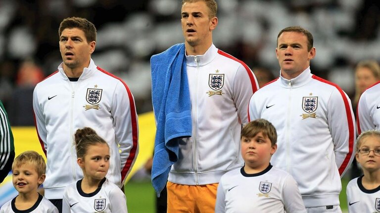 Jugadores de la selecci&oacute;n inglesa de f&uacute;tbol cantan el himno del Reino Unid.