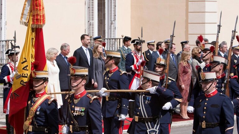 Desfile de la Guardia Real ante don Felipe y do&ntilde;a Letizia.