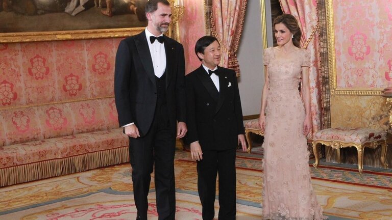 Los reyes junto con el pr&iacute;ncipe Naruhito de Jap&oacute;n.