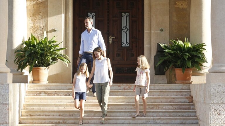 Los reyes y sus hijas en el Palacio de Marivent.